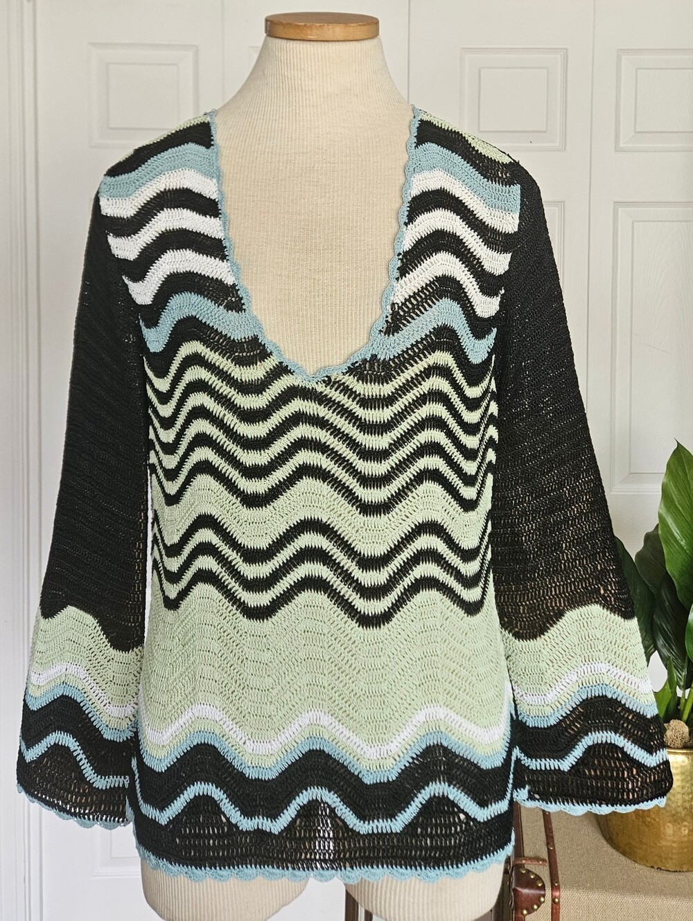 BCBGMaxAzria 70s Retro Revival Boho Chic Breezy 100% Rayon Crotchet Top Size L